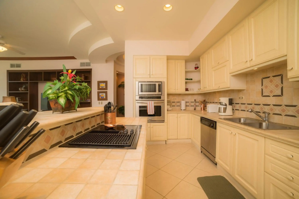 3 bedroom Bella Vista close to pool
