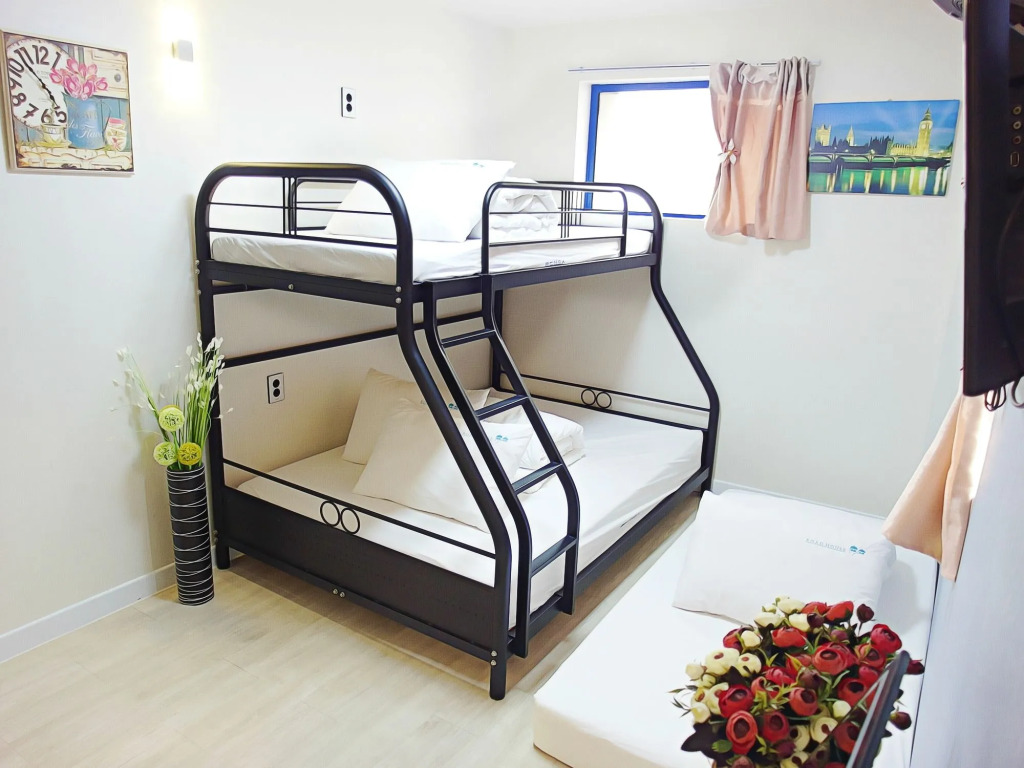 Road Myeongdong Guesthouse