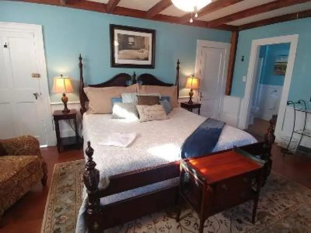 2 River Road Inn & Cottages