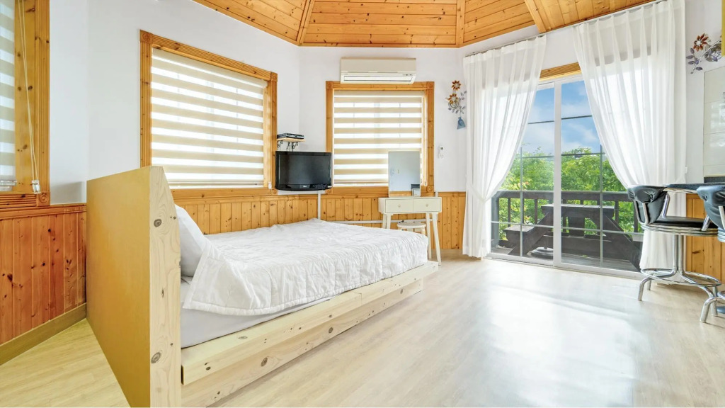 Gangneung Hayanwood Pension