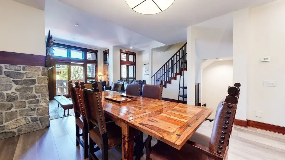 Juniper Crest 7 Private Hot Tub, 2 Car Garage, BBQ, Walk to the Lifts and Mountain Views by RedAwning