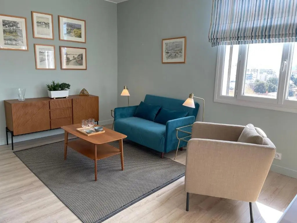 Vue sur rade appartement élégant vaste climatisé étage élevé ascenseur proche parking et toutes commodités au cœur du Toulon historique
