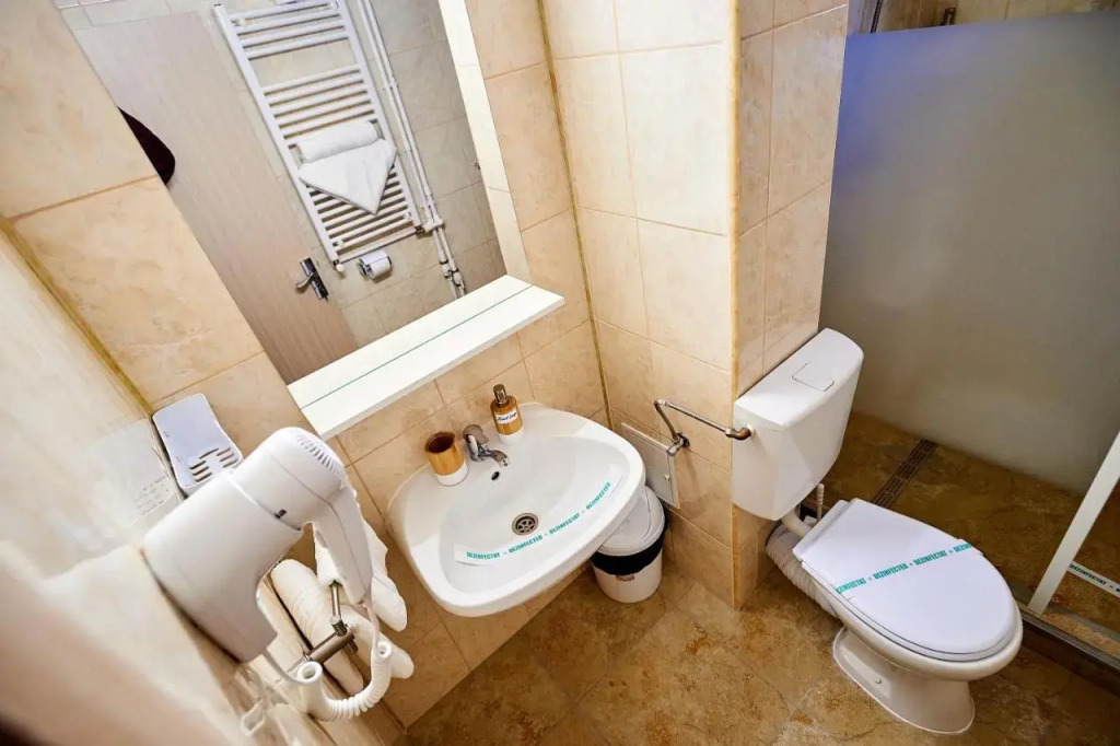 Hotel Roxy & Maryo- Restaurant -Terasa- Loc de joaca pentru copii -Parcare gratuita