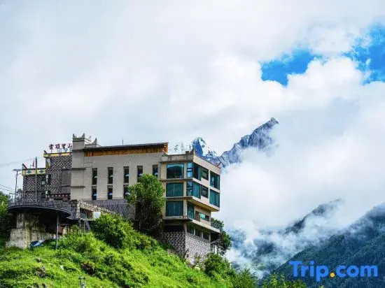 Siguniang Mountain Starry Peak Moonlit Cliff  Retreat（Changping Valley）