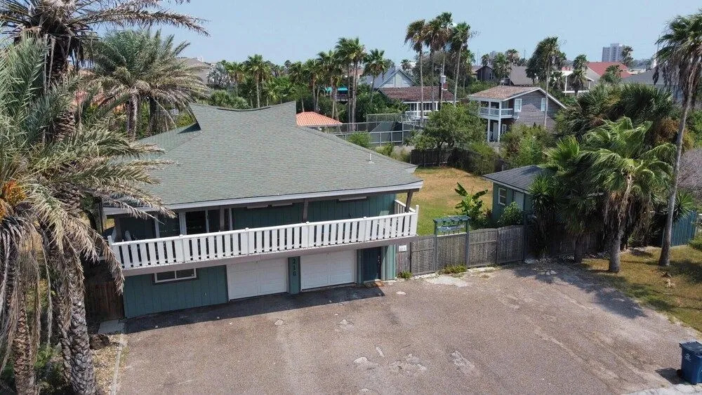Madre Azul Bay House