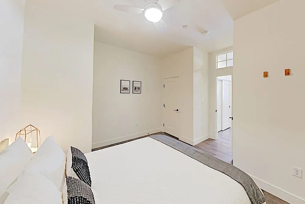 New Listing! Lavish All-season Escape W/ Hot Tub 3 Bedroom Condo
