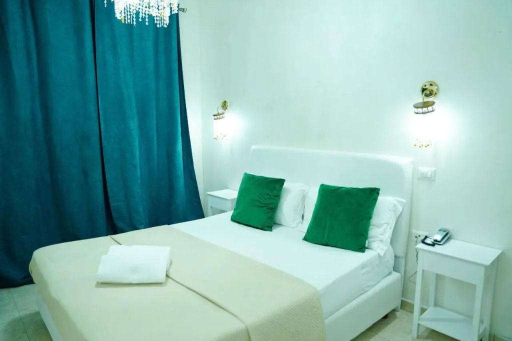 Bee Queen Hotel