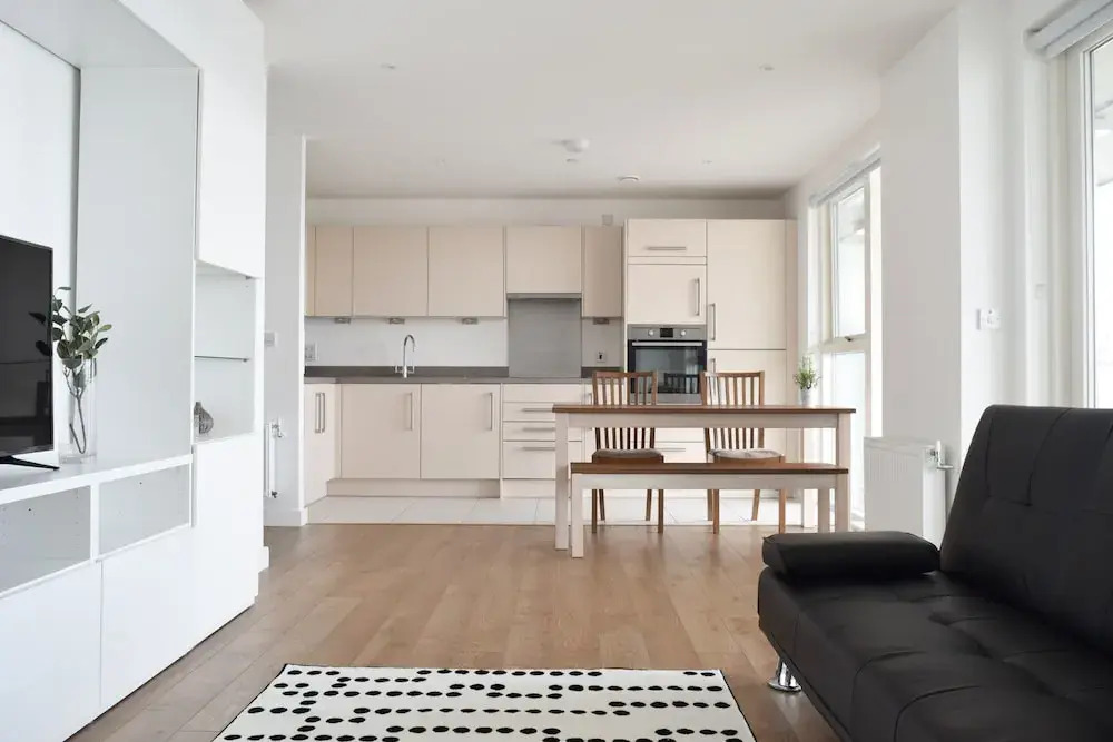 2 Bedroom Riverside Flat in Greenwich With Large Balcony