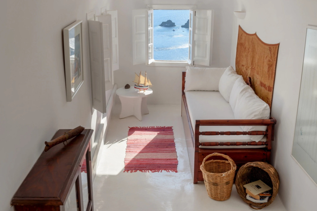 White House Villa with 3 bedrooms and amazing views at Oia