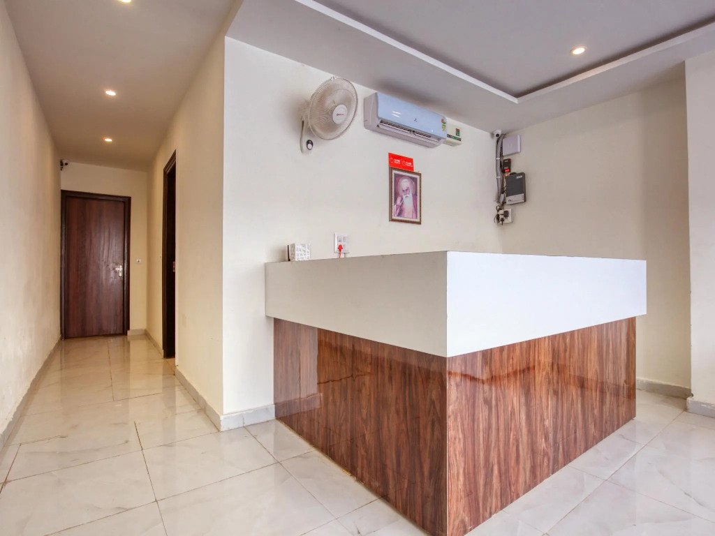 OYO 42743 Hotel Midway