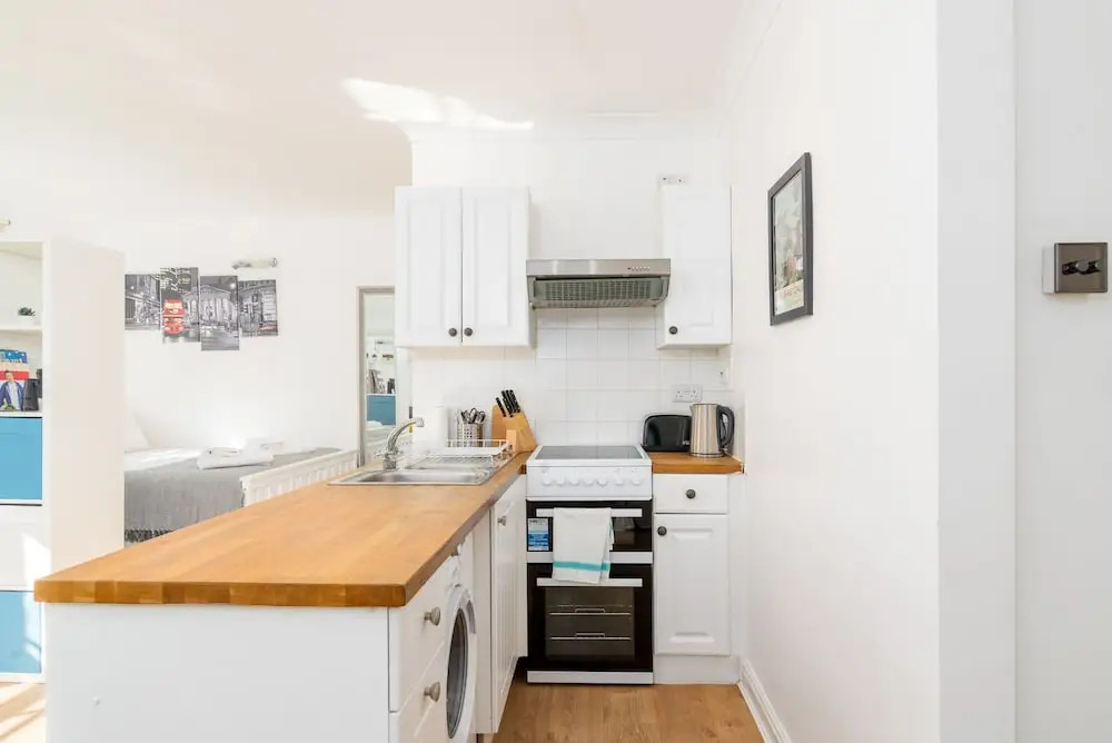 Bright Studio Flat, Amazing Location!
