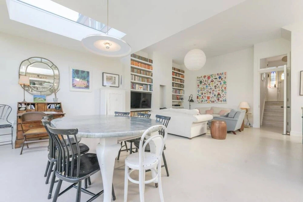 Spacious 5 Bedroom Home With Parking