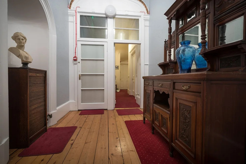 Kelvin Apartment