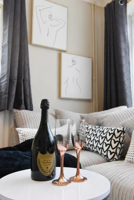 Westgate House - 5 bedroom newly renovated house with hot tub & private parking