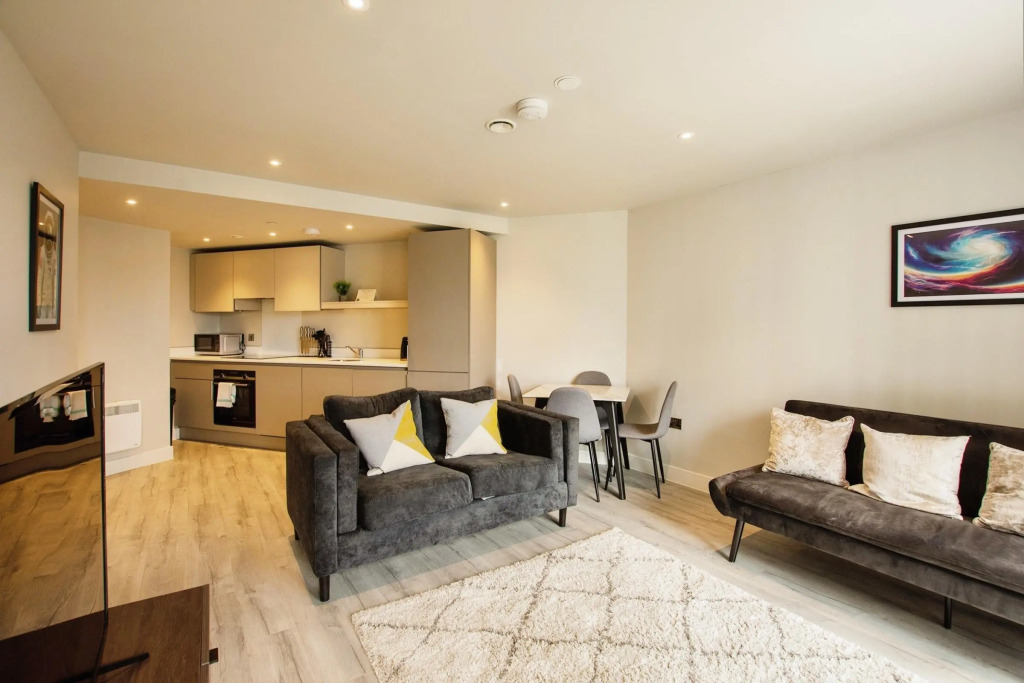 Sleek 6-Guest Apt at St  Martin s  Bham