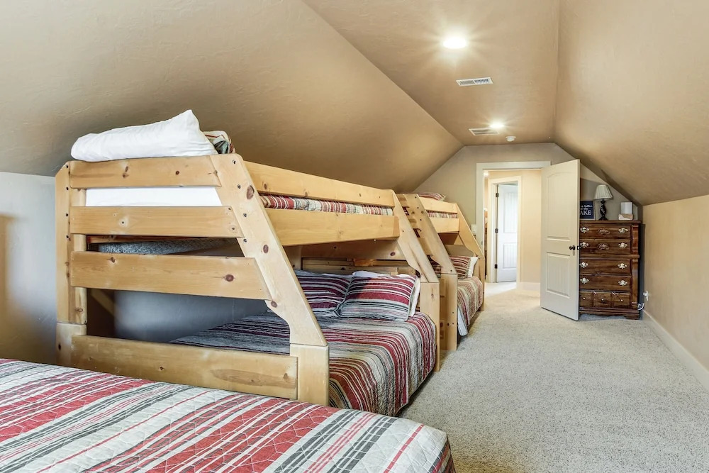 Cabin w/ Beach Access, Sport Court, Hot Tub & View