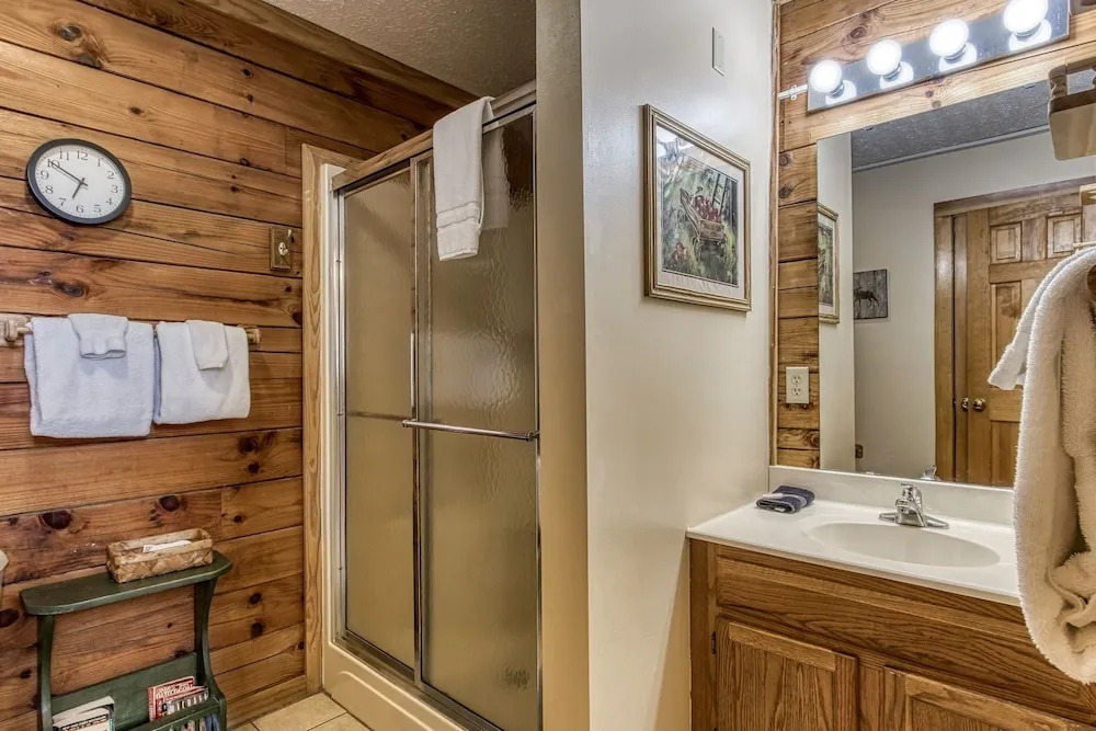 ER13 - Moose Manor Great location - Close to town! cabin