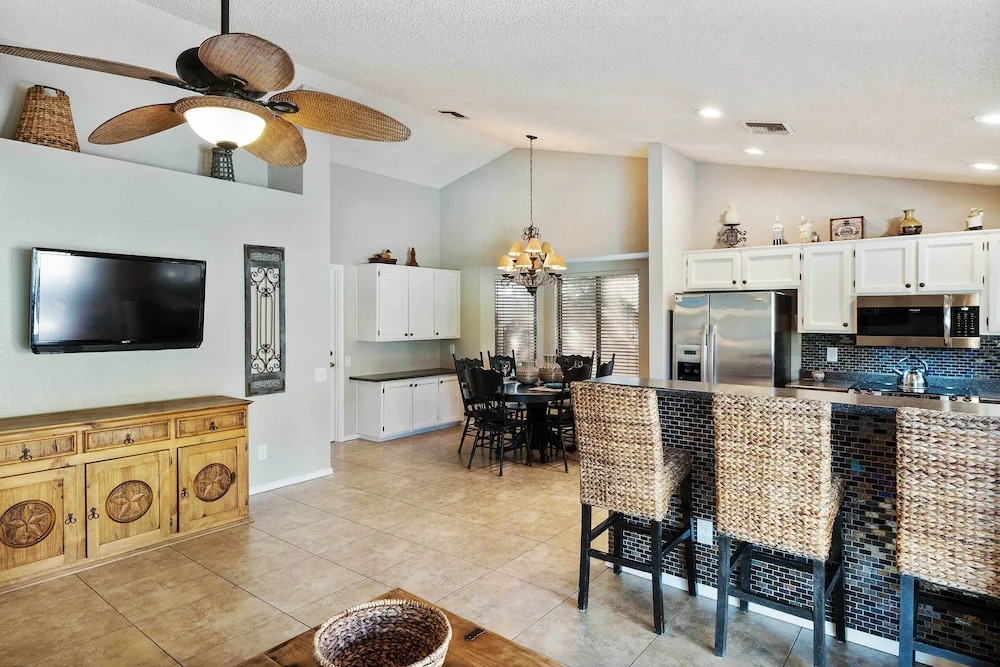 Pool, Hot Tub & Patio: Charming Scottsdale Home!