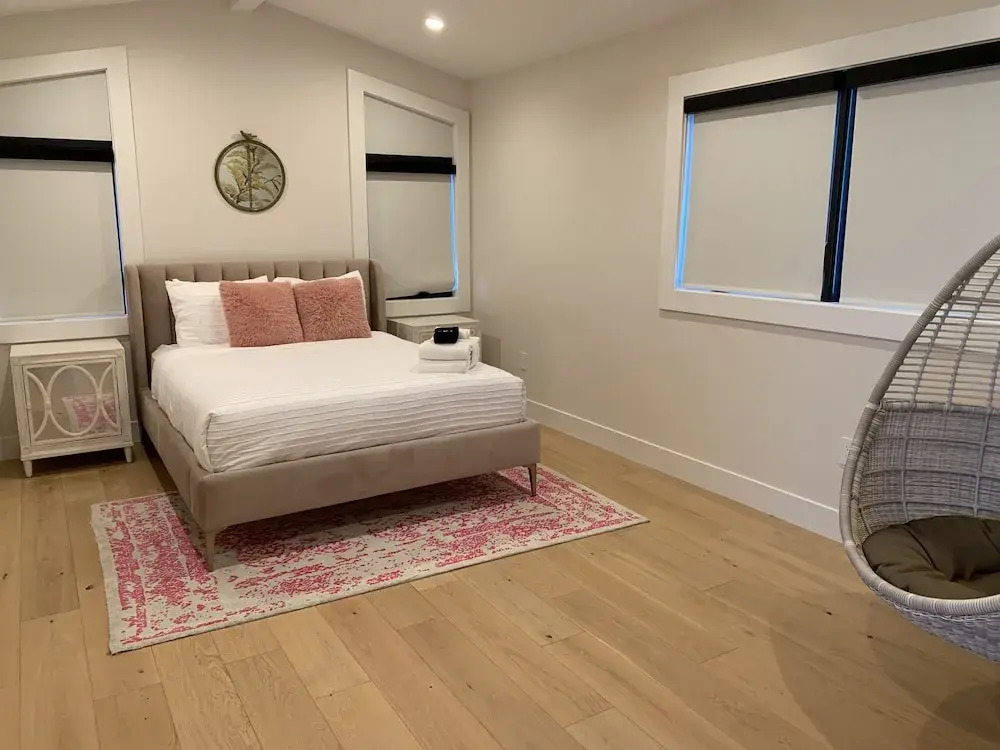 Modern Luxury Retreat 4 Bedroom Home by RedAwning