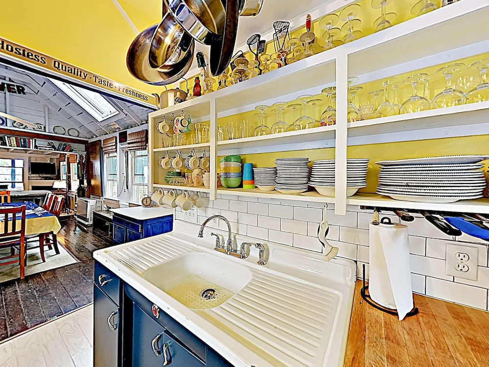 Hilltop Beach Getaway, Stunning Bay Views 3 Bedroom Home