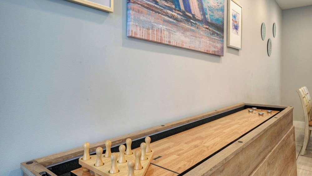 Sleeps 19 2 Homes w/ Pool, Foosball+shuffleboard Mins to the Beach + Shops
