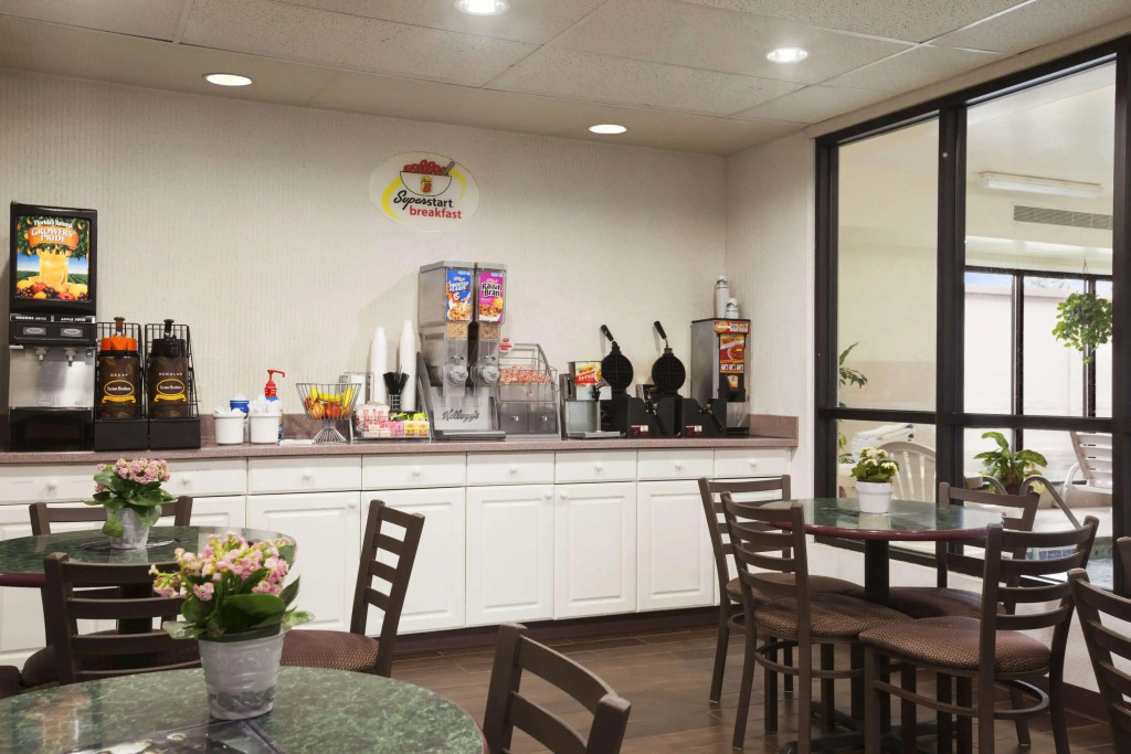 Super 8 by Wyndham Aurora/Naperville Area