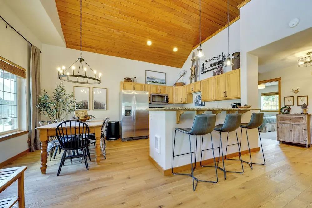 Hot Tub & Fire Pit! Pet-friendly Gem 2 Mi to Lake