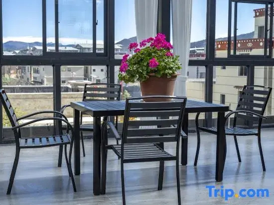 Floral Hotel · Vista Seek Oxygen-Rich View Hotel (Songzanlin Scenic Area Branch)