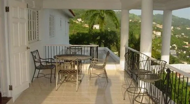 Hill Top Kingston Jamaica Bed & Breakfast