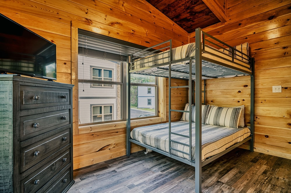 Stylish New 5BR 4BA Cabin Steps From Dollywood