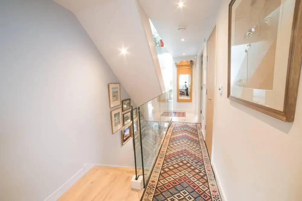 Cosy And Beautiful 4br House