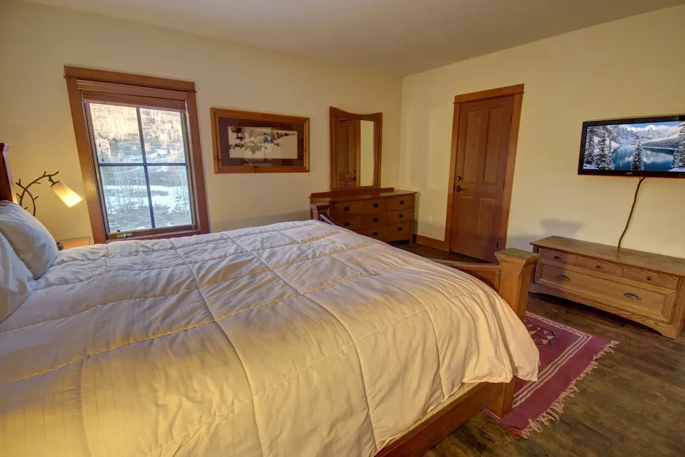 Oro Grande by Summit County Mountain Retreats