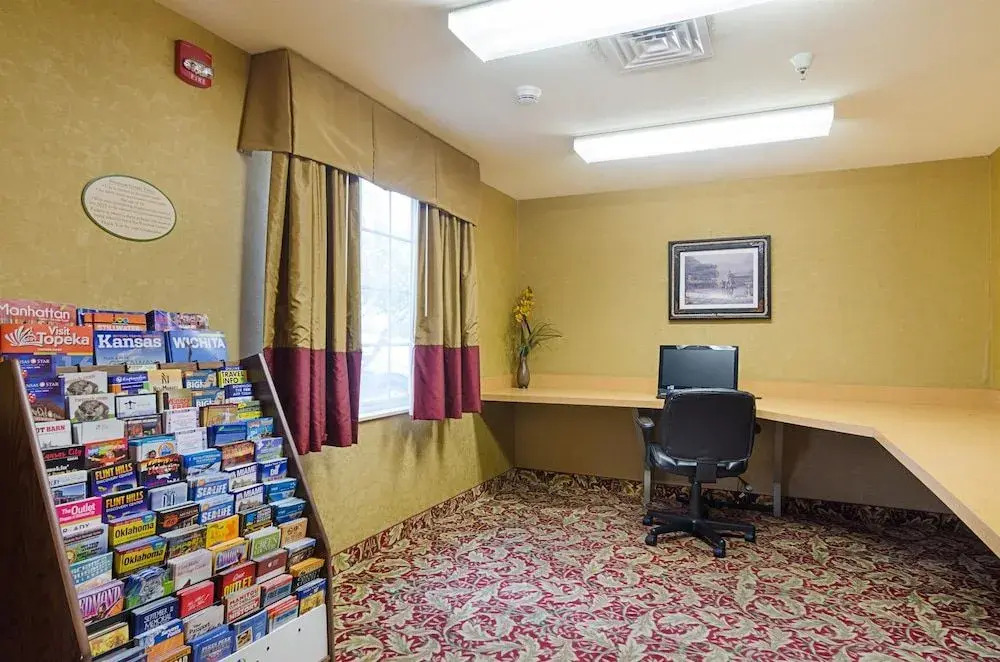 Motel 6 Park City KS