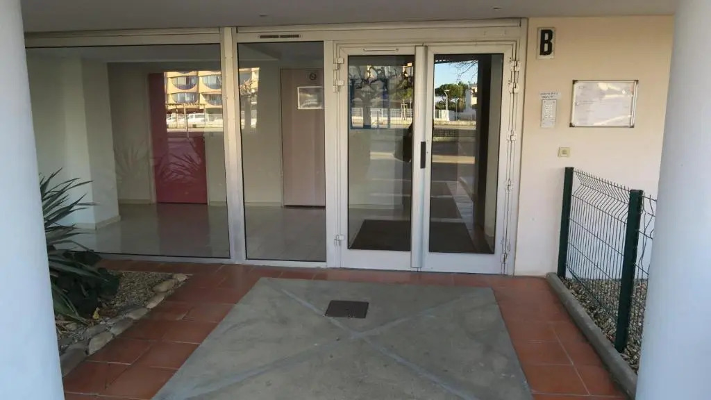Appartement residence avec piscine a deux pas des plages