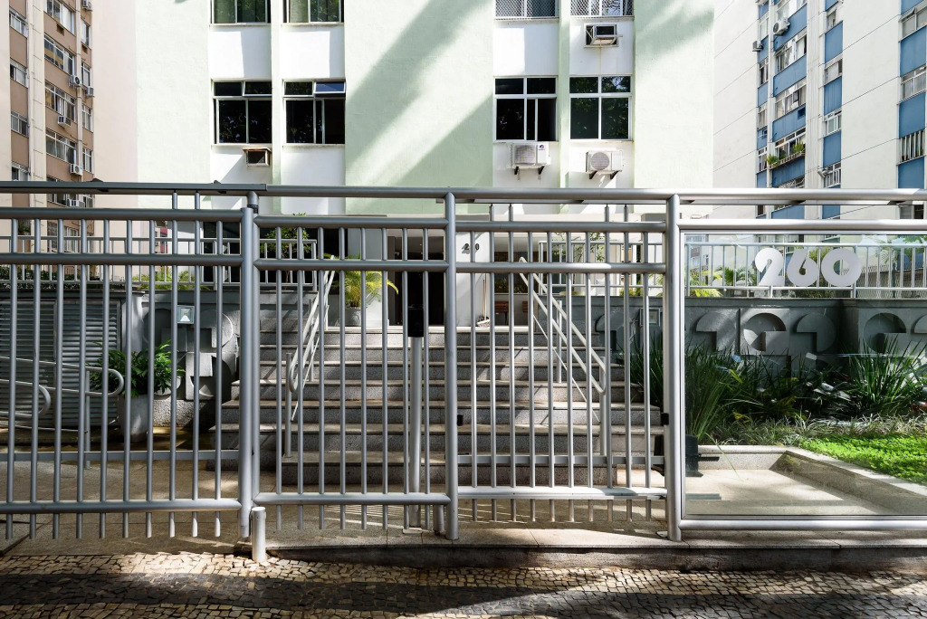 Apartamento No Leblon Com 3 Quartos | Gbc 260/301