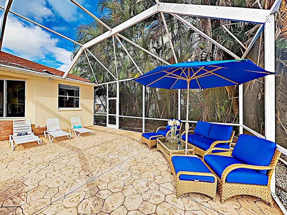 Riverfront Paradise W/ Caged Pool, Hot Tub & Dock 3 Bedroom Home