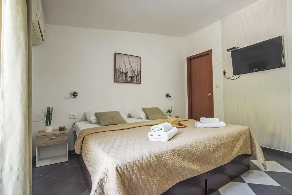 Chic Studio Flat With Balcony Near Beach in Tivat