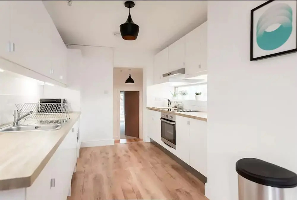 Amazing Modern 2 Bedroom Apartment in Zone 1!