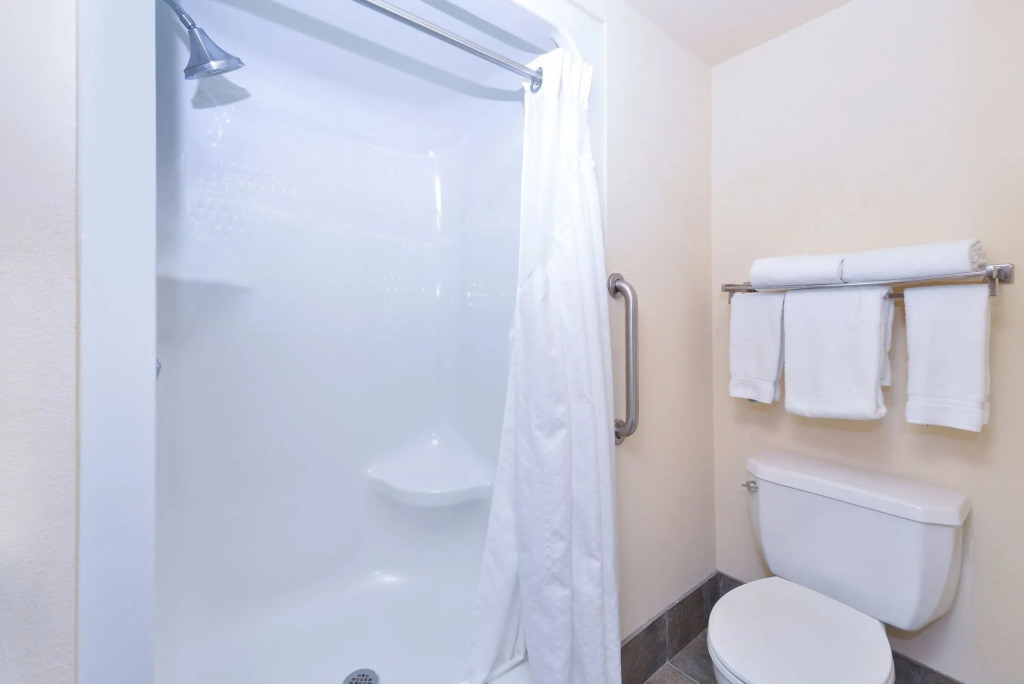 Holiday Inn Express & Suites Farmington Bloomfield by IHG