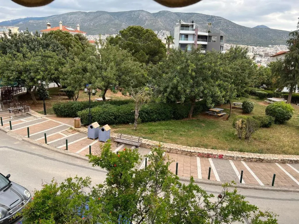 Διαμερίσματα 80 τμήμα με 2 κρεβατοκάμαρες πλήρως ανακαινισμένο σε υπέροχη τοποθεσία. Πολυ κοντά σε παραλιες , μέσα μαζικής μεταφοράς, μπαρ και εστιατόρια