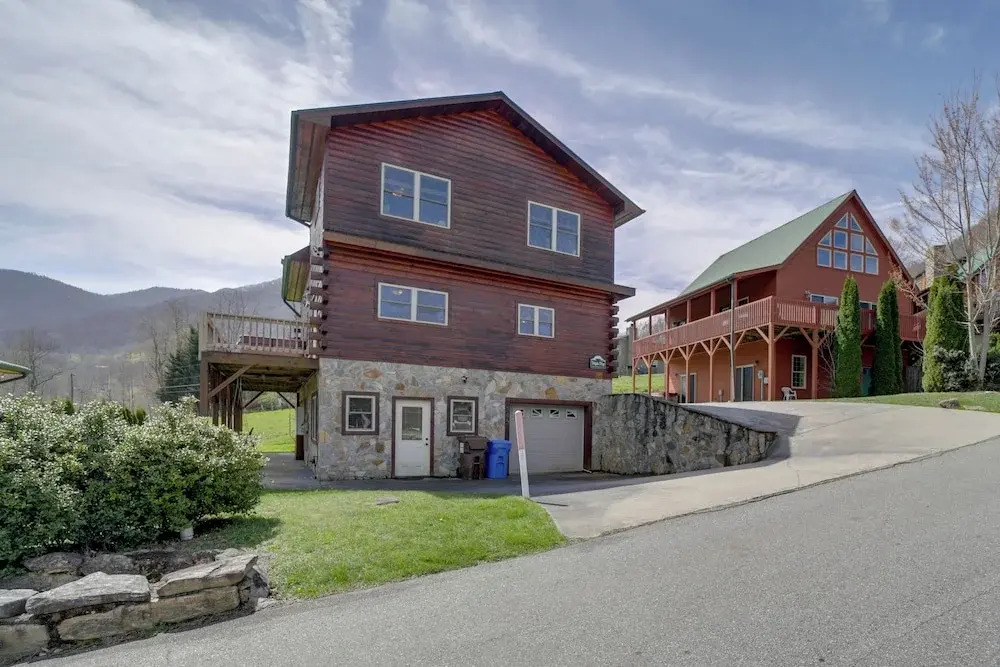Maggie Valley Cabin w/ Private Hot Tub & Game Room