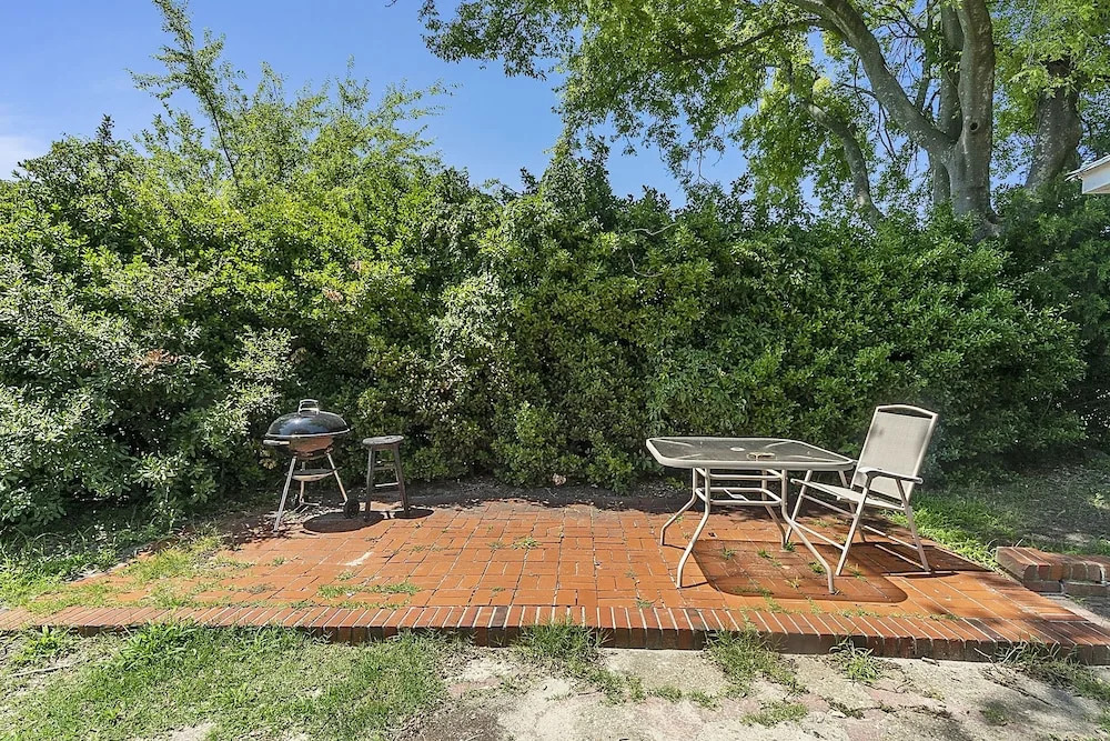 Charming Waterfront 3 Bedroom Cabin by RedAwning