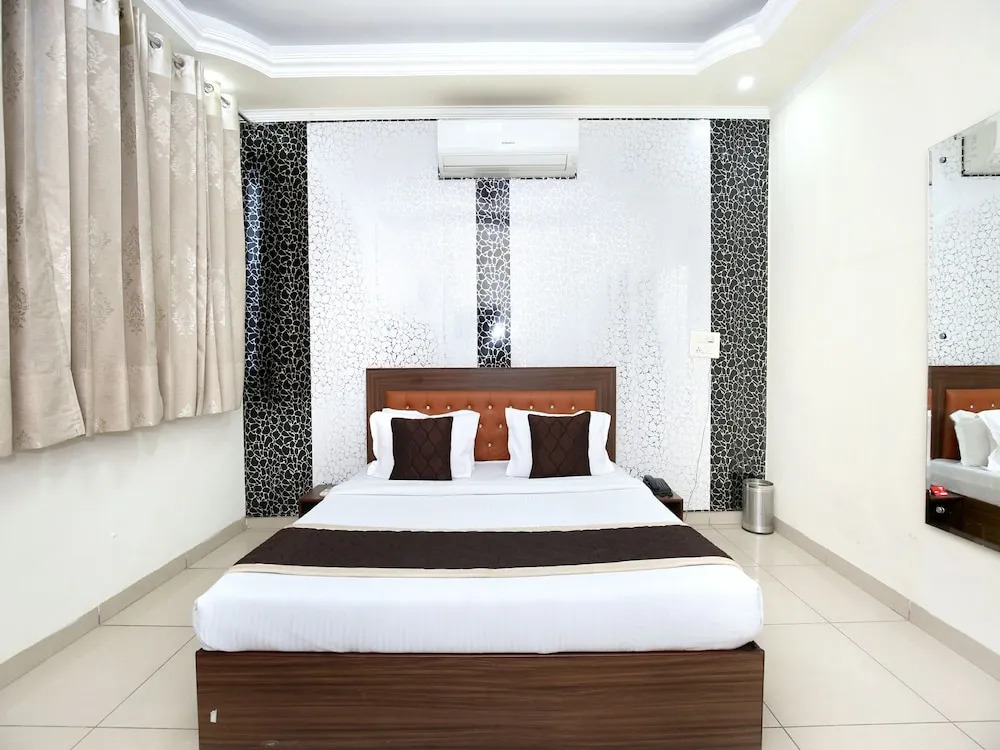 OYO 16443 Hotel Jb