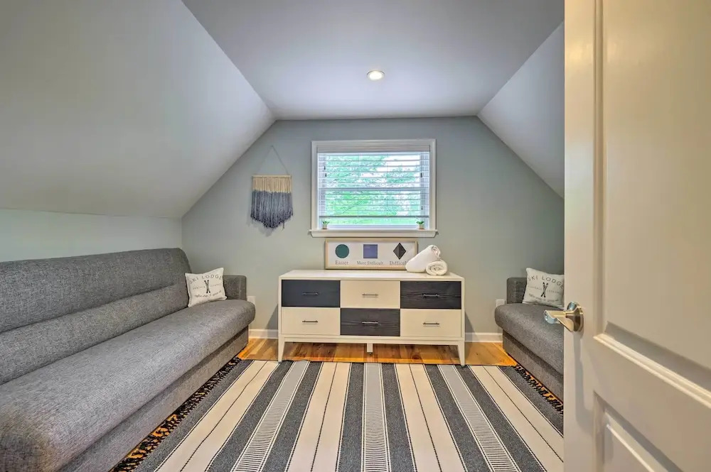 Near Lakes & Resorts: Pet-friendly Long Pond Abode