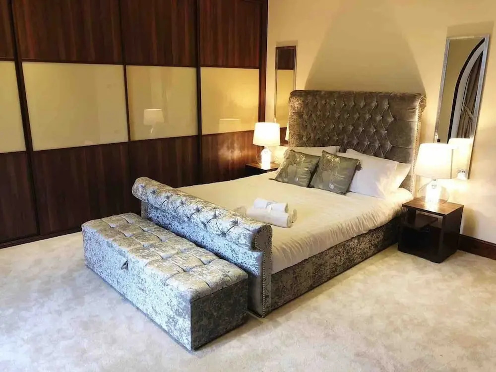 Beautiful 4-Bed Villa in Glasgow
