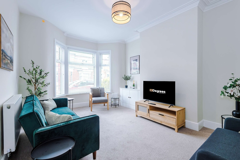 Spacious Home Ideal for Professionals Sleeps 8