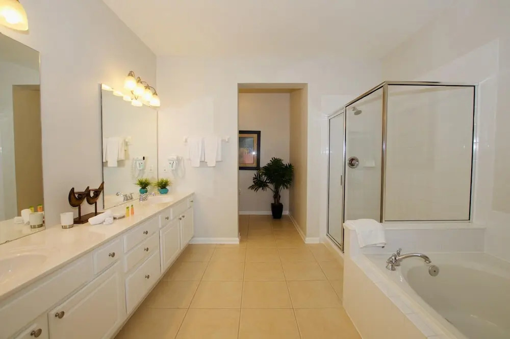 Vista Cay Luxury Lakeview 4 Bedroom Condo 3095