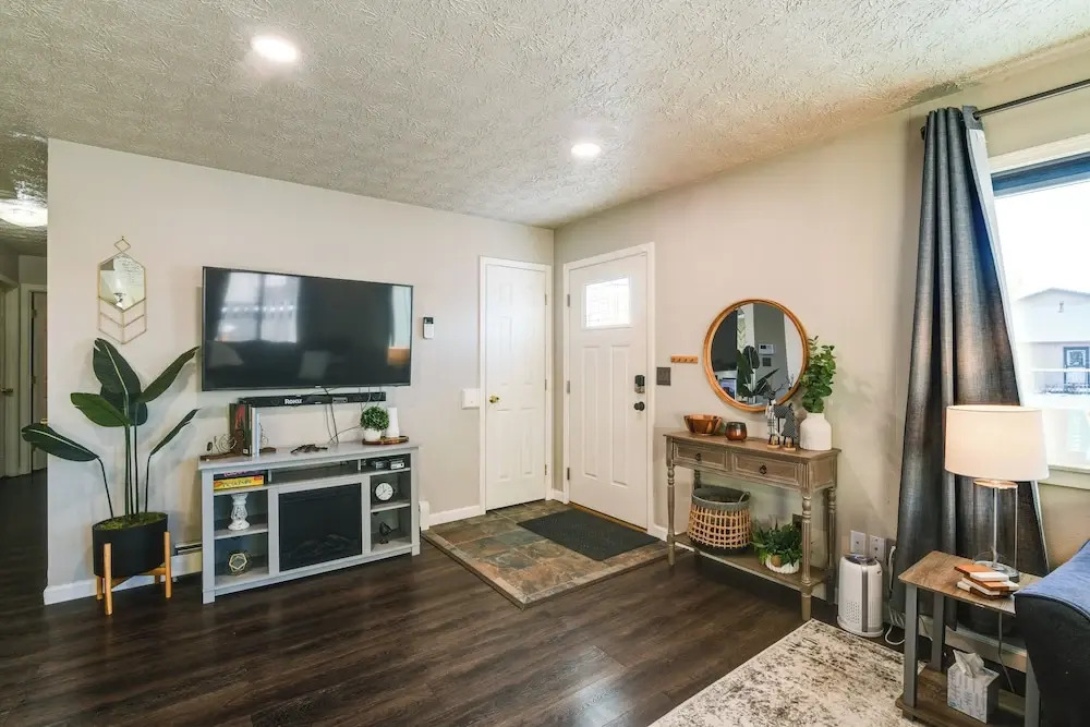 Updated Townhome: Near Airport & Shopping!