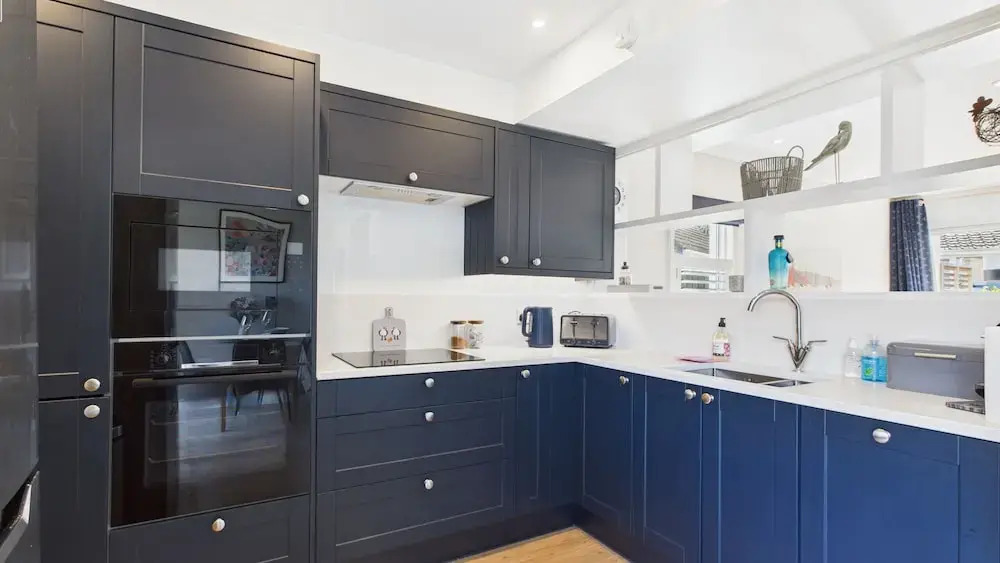 Charming 2-bed Family Cottage Your West Bay Retreat