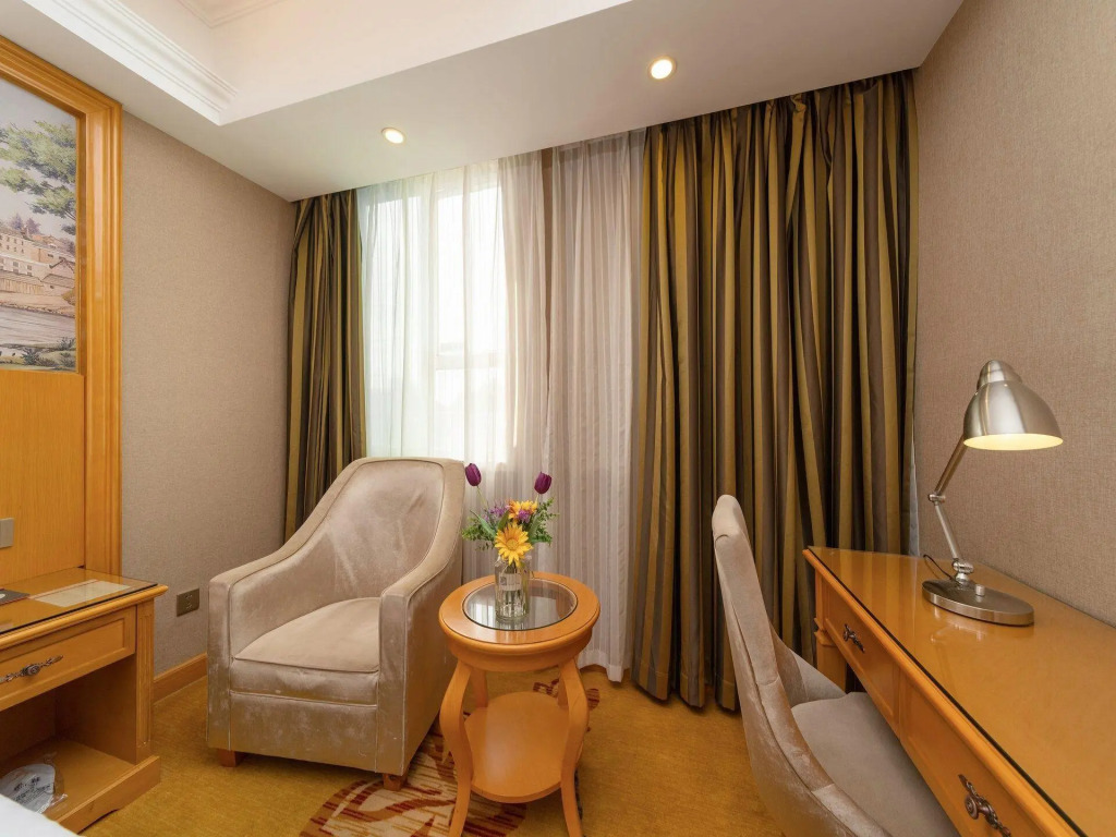 Vienna Hotel (Guangzhou Xintang Shacun Metro Station)